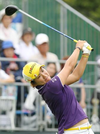 女子ゴルフ、成田と全美貞が首位