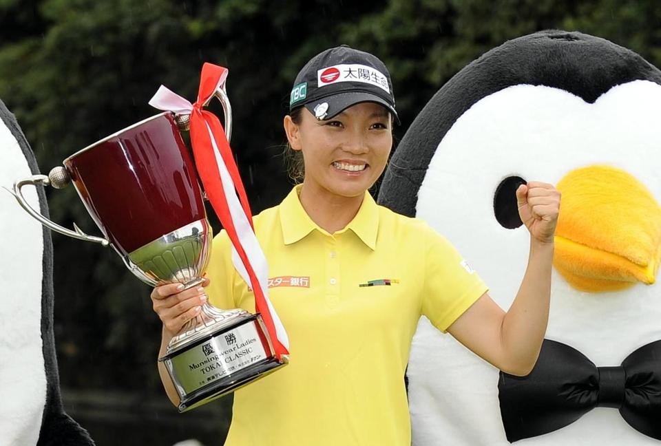 全美貞にプレーオフで勝利し、優勝カップを手にするテレサ・ルー