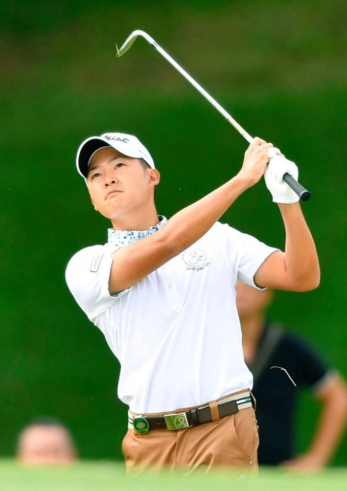 第１日、５アンダーで２位につけた今平周吾＝茨木ＣＣ