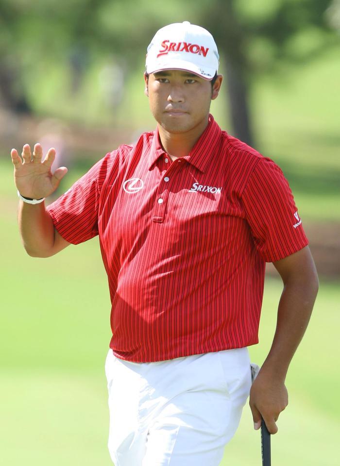 　第１ラウンド、14番でバーディーを決め、ギャラリーの声援に応える松山英樹。４アンダーで首位＝イーストレークＧＣ（共同）