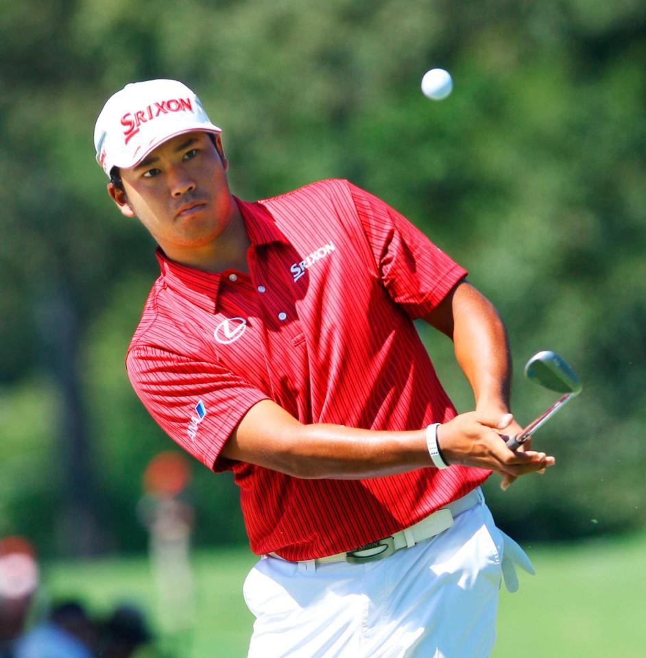 　第１ラウンド、２番でラフから第２打を放つ松山英樹。４アンダーで首位（共同）