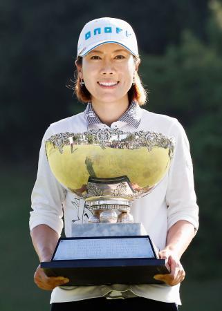 ゴルフ、李知姫がＰＯ制し優勝