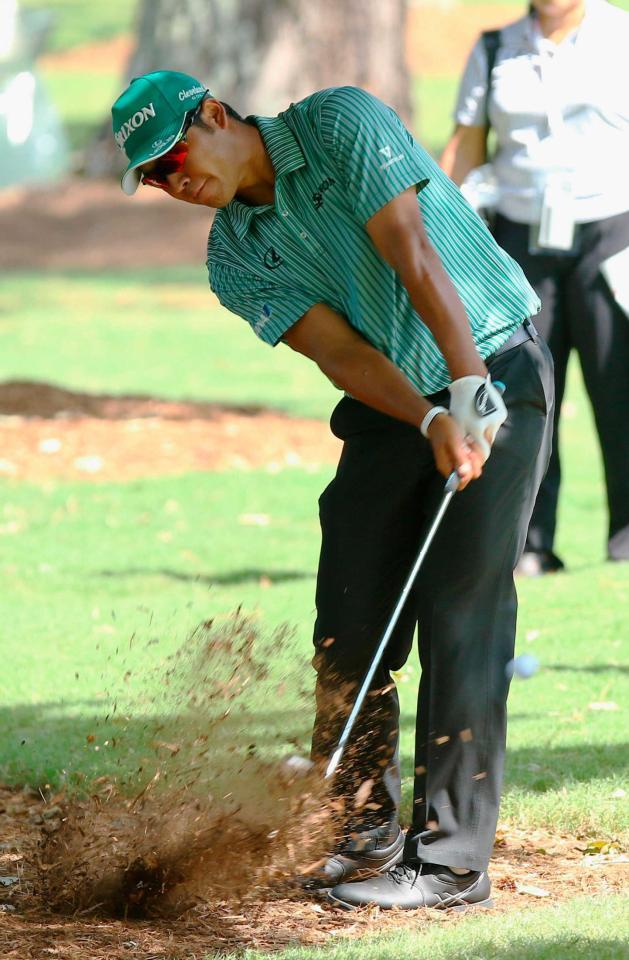 　５番でラフから第２打を放つ松山英樹（共同）