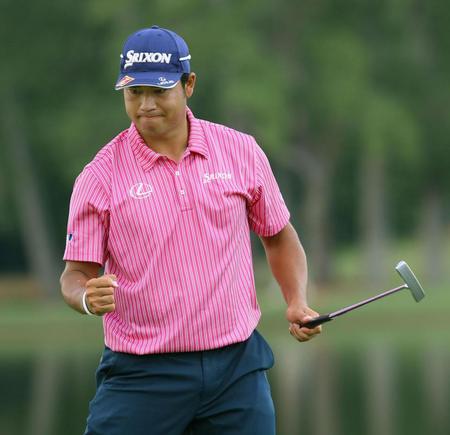 　15番でバーディーパットを決め、ガッツポーズする松山