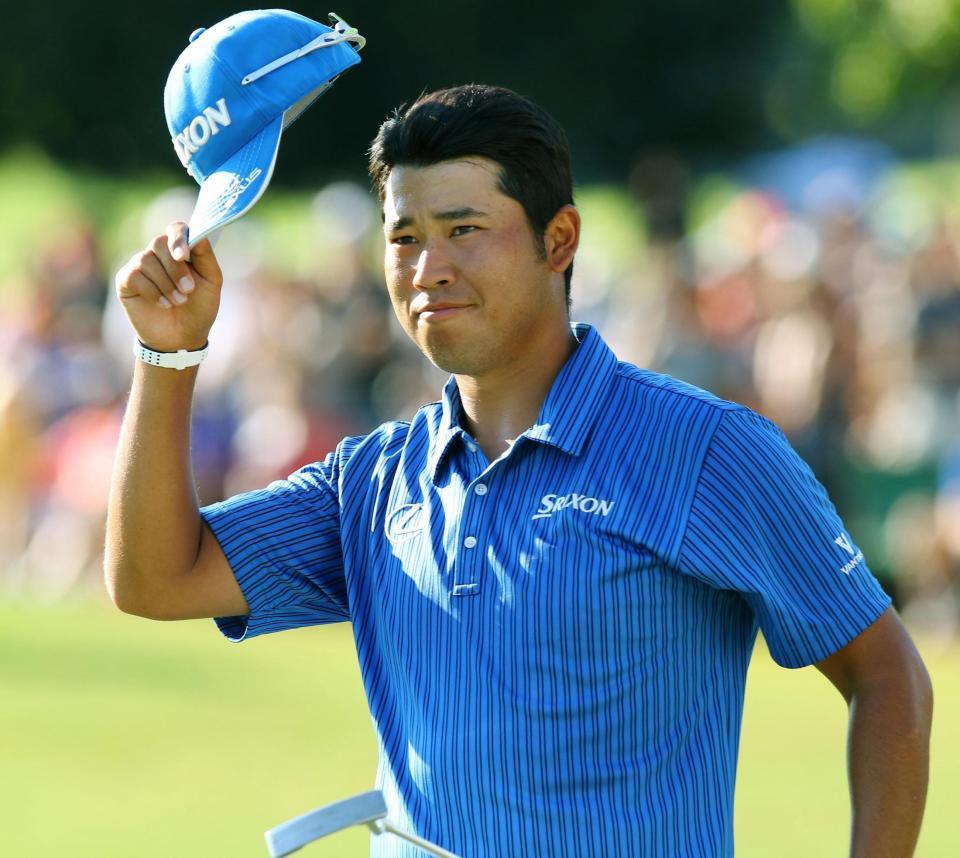 　最終ラウンド、ホールアウトし、ギャラリーの声援に応える松山英樹。通算６アンダーで５位＝イーストレークＧＣ（共同）