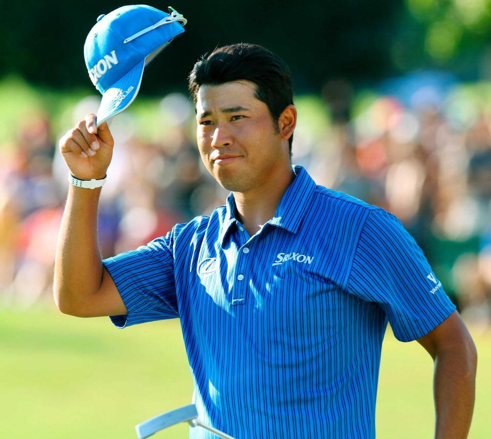 　ホールアウトし、ギャラリーの声援に応える松山英樹。通算６アンダーで５位（共同）