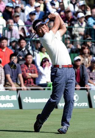 １番、ティーショットを放つ池田勇太（撮影・開出牧）