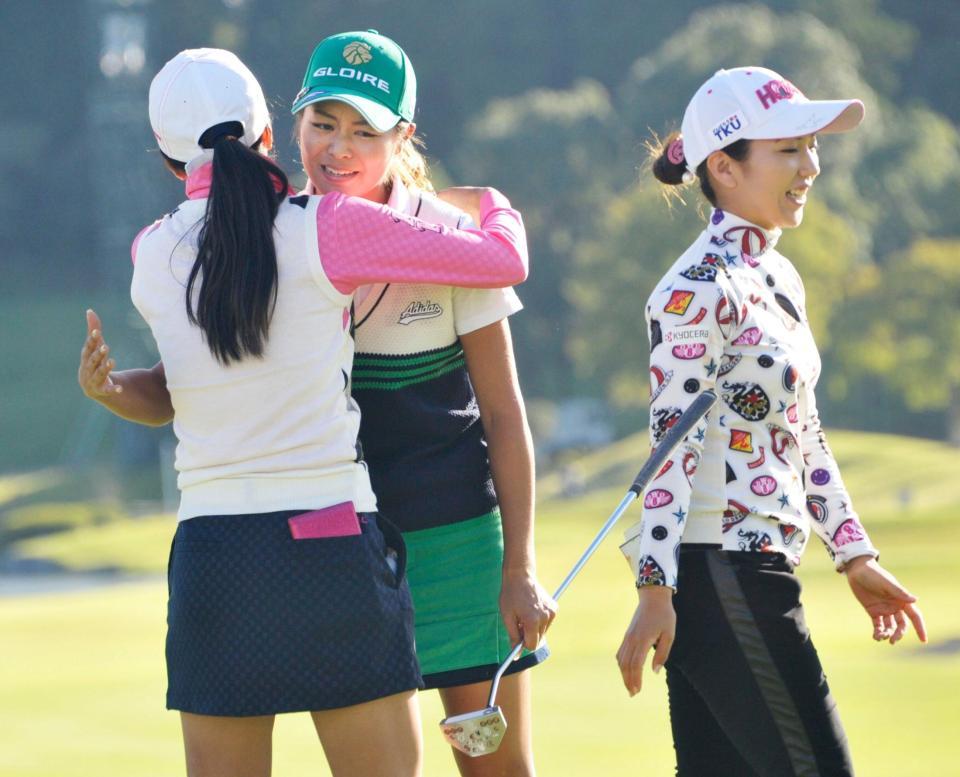 　初優勝を果たし、堀琴音（左）に祝福される松森彩夏。右は２位の笠りつ子（共同）