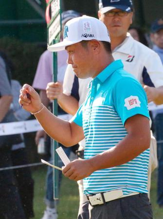 　ホールアウトする谷原秀人。９アンダーで単独首位