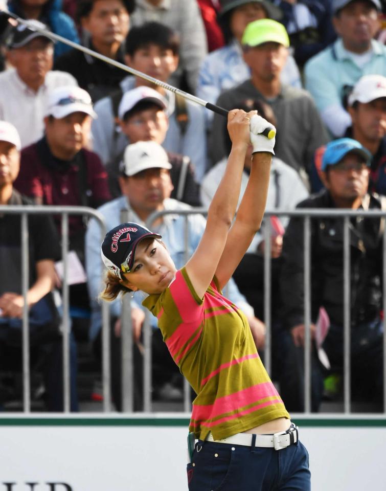 　１０番、ティーショットを放つ上田桃子