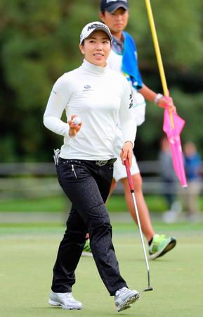 　通算９アンダーで首位の笠りつ子。１８番でギャラリーの声援に応える