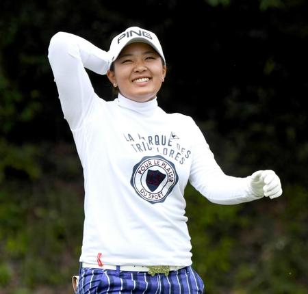 　第３日、２番でティーショットを放ち笑顔の鈴木愛