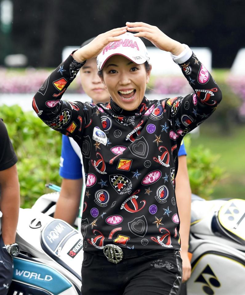 　第３日、１６番でラウンド中、ご機嫌でポーズを取る笠りつ子