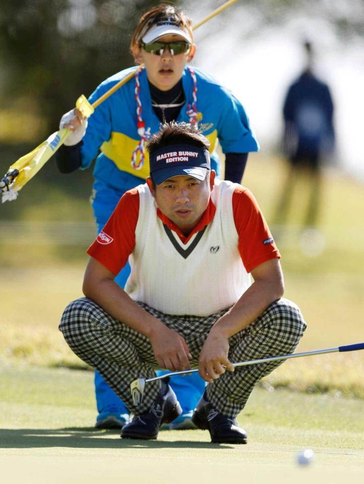 　９番グリーンでラインを読む池田勇太。通算８アンダーで首位