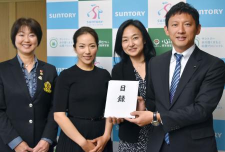 　熊本地震の復興支援として、小野泰輔副知事（右端）に１千万円の目録を手渡す女子ゴルフの笠りつ子（左から２人目）ら＝２８日、熊本県庁