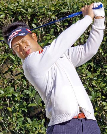 　男子ゴルフの今季最終戦、日本シリーズＪＴカップの練習ラウンドで調整する池田勇太＝２９日、東京よみうりＣＣ
