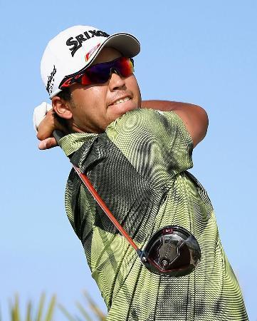 米男子慈善ゴルフ、松山首位に 実戦復帰のウッズ浮上