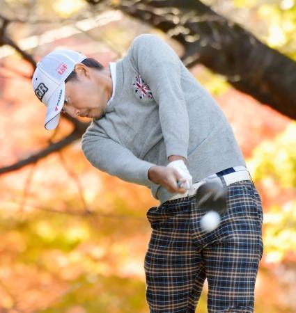 男子ゴルフ小平首位、池田が２位　ＪＴカップ第３日