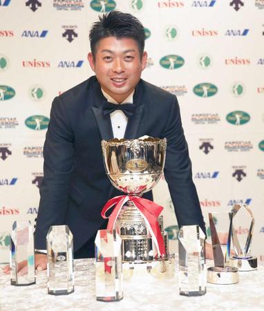 　最優秀選手賞など７個のトロフィーを前に笑顔を見せる池田勇太