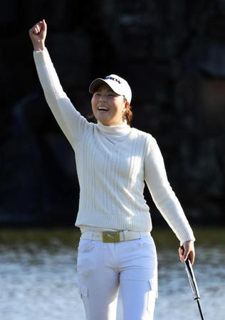 　１８番、パーパットを沈めて優勝を決めガッツポーズする高橋恵