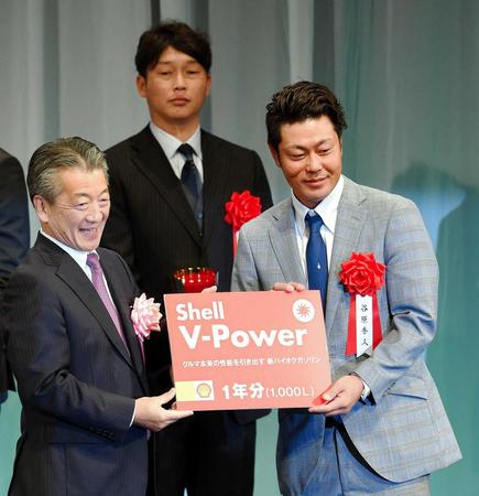 　「２０１６報知プロスポーツ大賞」に登場した谷原秀人（右）。奥は広島・新井