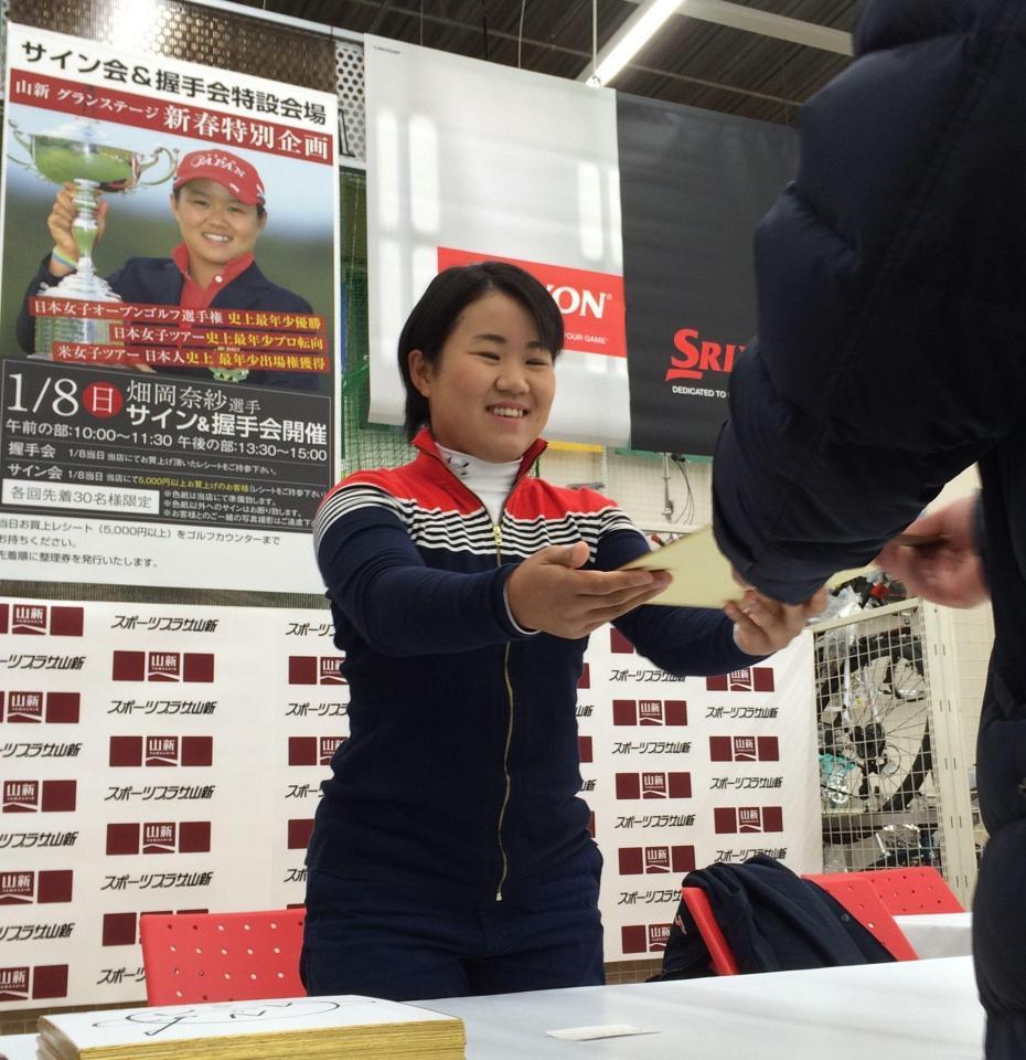 初めてサイン会を行った畑岡奈紗＝茨城県つくば市、山新グランステージ