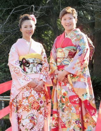 　振り袖姿を披露する女子ゴルフの菊地絵理香（左）と成田美寿々＝１１日、東京都内のホテル