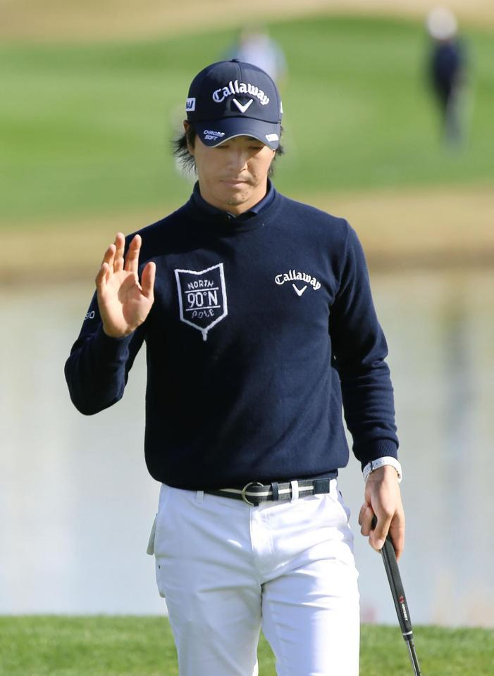 　通算６アンダーで31位の石川遼。18番でギャラリーの声援に応える（共同）