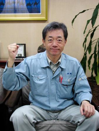 　勤務の合間に作業着姿で取材に応じた田村。今季への意気込みを熱く語った＝呉市・河商本社　
