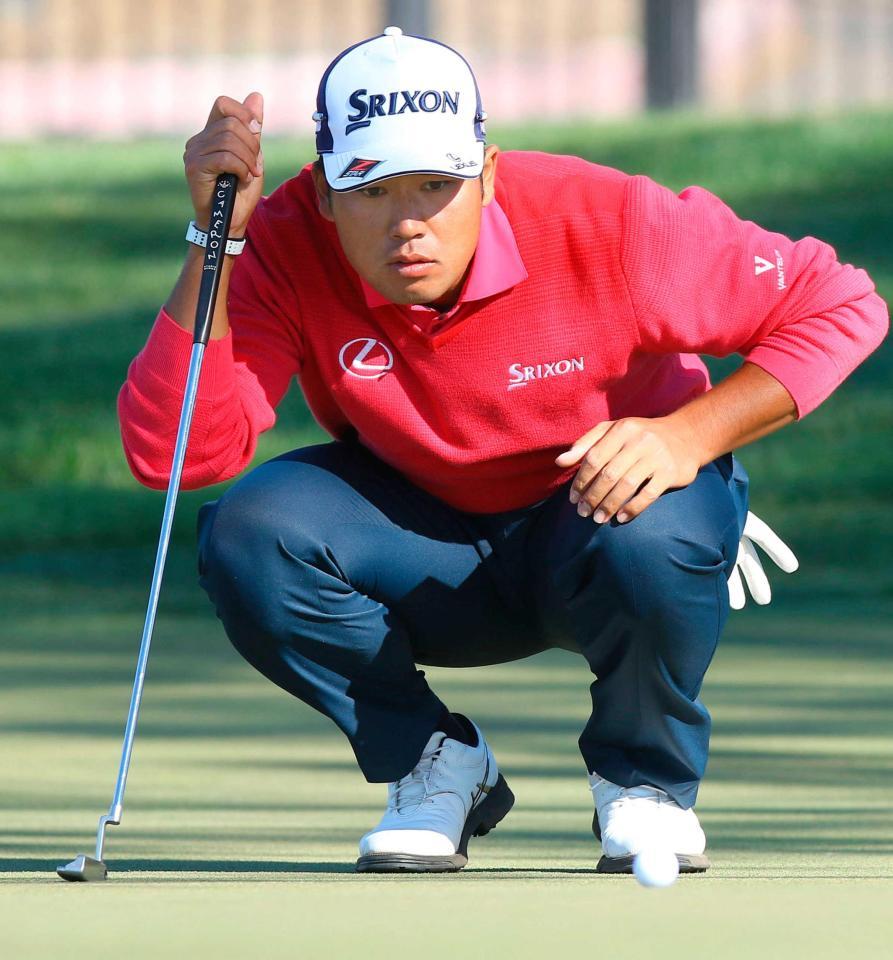 　９番でラインを読む松山英樹