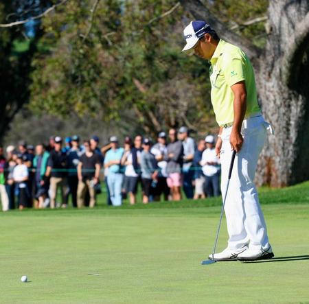 　８番でバーディーパットを外し肩を落とす松山（共同）