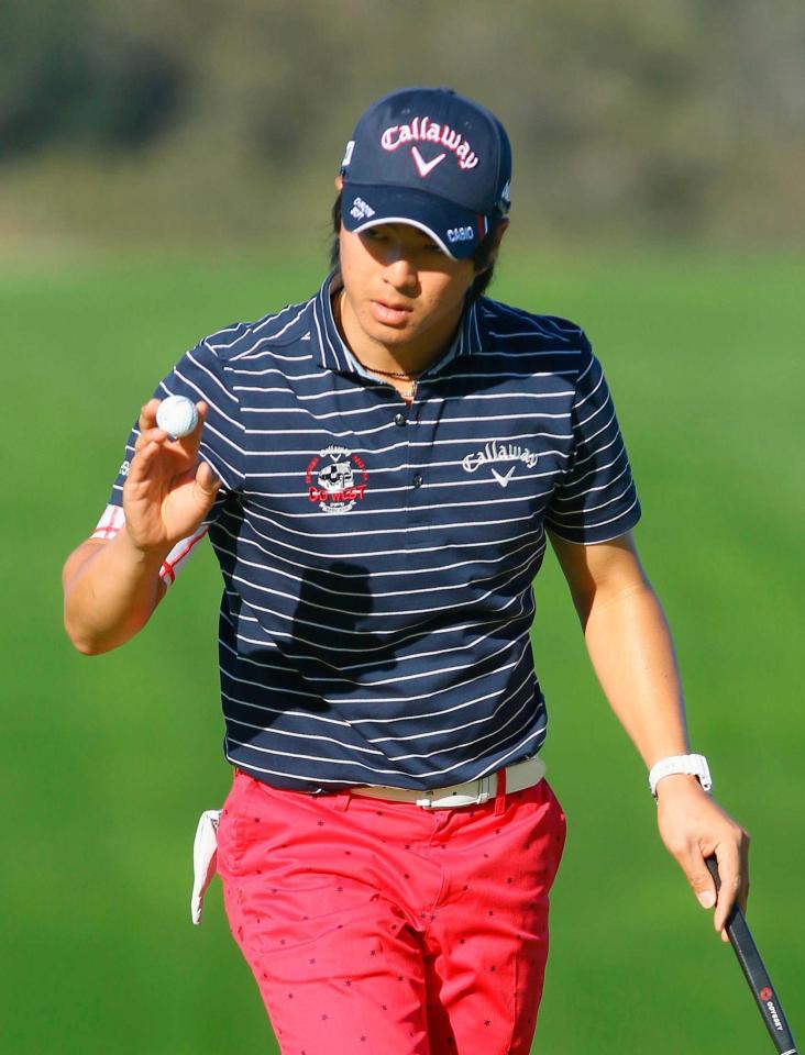 　１３番でバーディーを奪いギャラリーの声援に応える石川（共同）