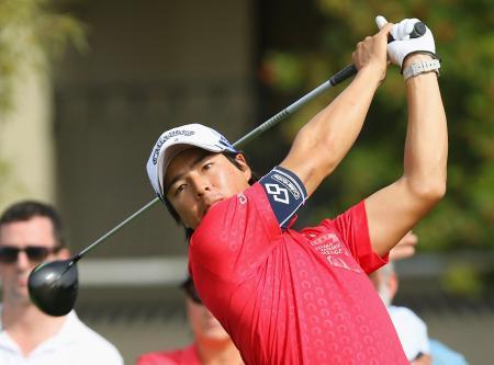 　第１ラウンド、ティーショットを放つ石川遼＝ＴＰＣスコッツデール（共同）