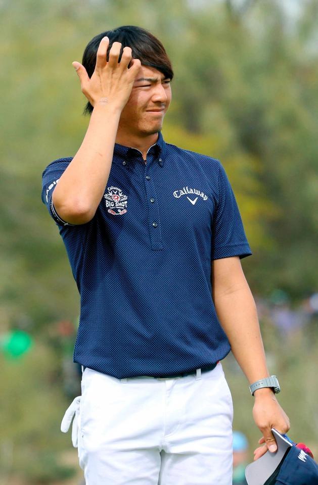 　第２ラウンド、厳しい表情でホールアウトする石川遼。（共同）