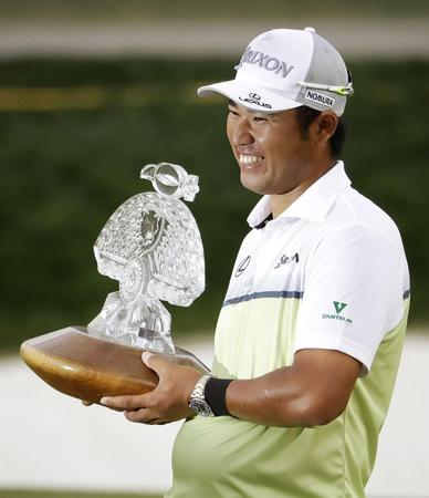　米男子ゴルフのフェニックス・オープンで日本勢単独最多となるツアー通算４勝目を挙げ、トロフィーを手に笑顔の松山英樹＝５日、ＴＰＣスコッツデール（ＡＰ＝共同）