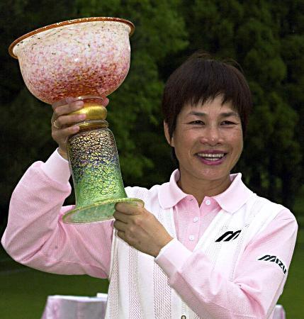 　２００２年、再春館女子ゴルフで優勝したト阿玉さん