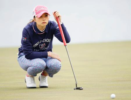 女子ゴルフ、菊地が単独首位守る 第２日
