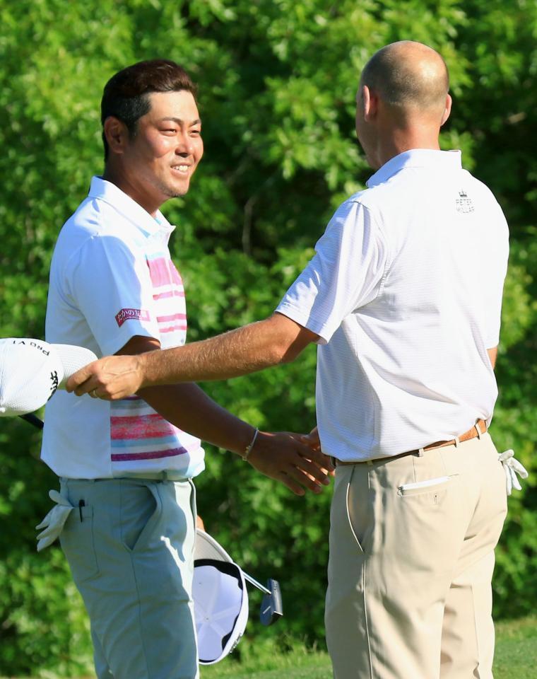 　決勝トーナメント３位決定戦でビル・ハース（右）に敗れ、握手を交わす谷原秀人＝オースティンＣＣ（共同）