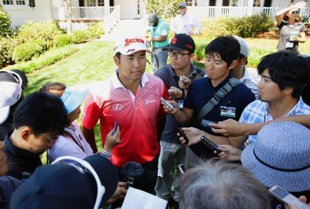 　練習ラウンドを終え、記者に囲まれる松山英樹＝オーガスタ・ナショナルＧＣ（共同）
