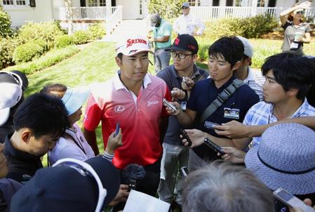 　練習ラウンドを終え、記者に囲まれる松山英樹＝オーガスタ・ナショナルＧＣ（共同）