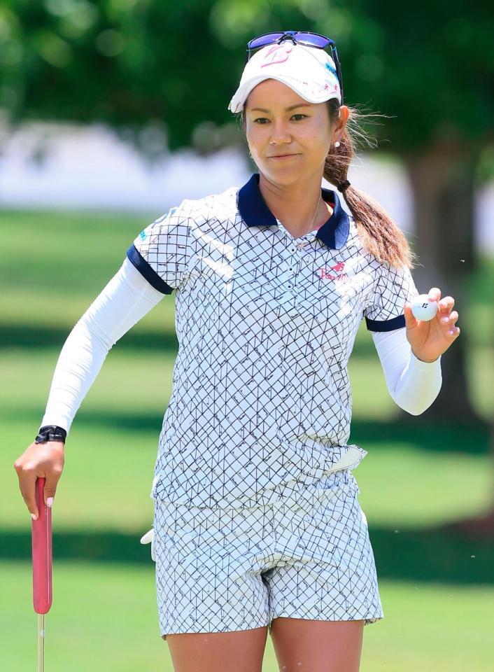 　ホールアウトし、ギャラリーの声援に応える宮里藍。通算２アンダーで暫定40位に後退した