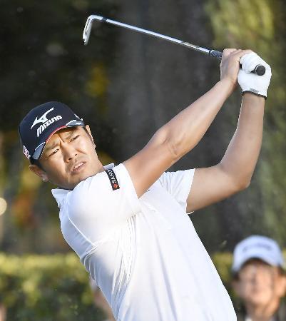 ゴルフ武藤、宮里優が首位に並ぶ 中日クラウンズ第３日