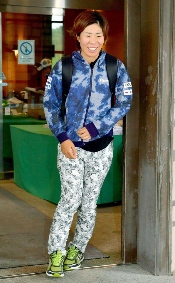 　荒天で中止になり、クラブハウスを後にする穴井詩