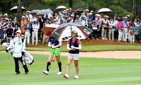 小雨の中、１０番グリーンに向かって歩く宮里藍＝六甲国際ゴルフ倶楽部（撮影・佐藤厚）