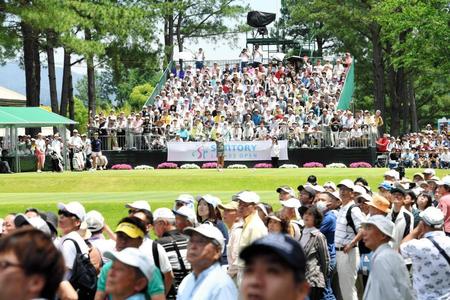 　１番、宮里藍のティーショットの行方を見つめる大勢のギャラリー