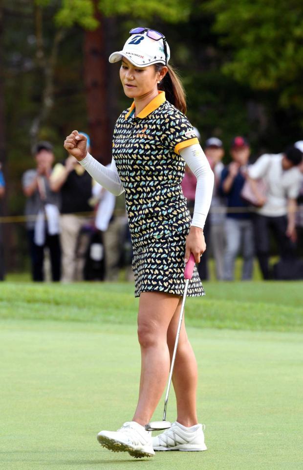 　１７番でバーディーを決めガッツポーズする宮里藍