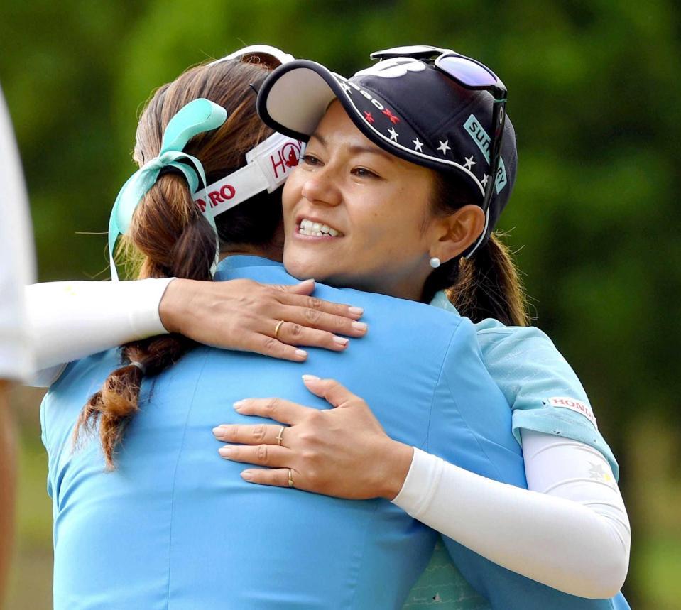 　優勝したキム・ハヌル（左）と抱き合う宮里藍