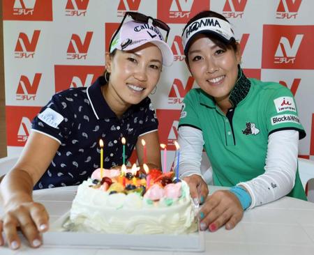 　同じ日に誕生日を迎えバースデーケーキを前に笑顔の上田桃子（左）と福田真未