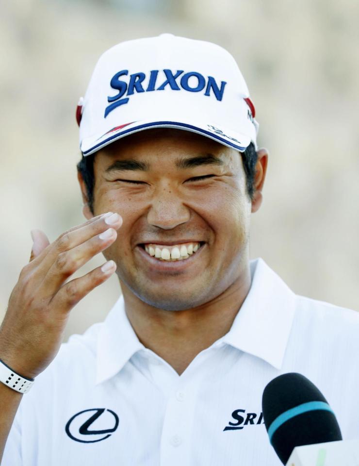 　男子ゴルフの全米オープン選手権でホールアウト後、笑顔を見せる松山英樹。メジャーの日本勢最高に並ぶ２位に入った＝18日、米ウィスコンシン州エリンのエリンヒルズ（共同）