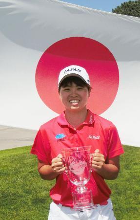 　ゴルフの世界ジュニア選手権女子１５～１８歳の部で優勝し、カップを手に笑顔を見せる大林奈央＝ラホヤ（共同）